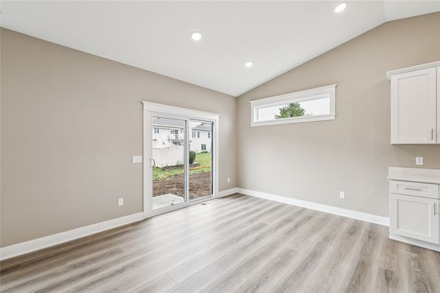 2323 N 8th Avenue E, Newton, IA 50208