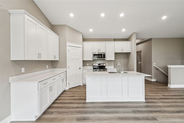 2323 N 8th Avenue E, Newton, IA 50208