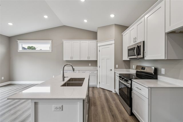 2323 N 8th Avenue E, Newton, IA 50208