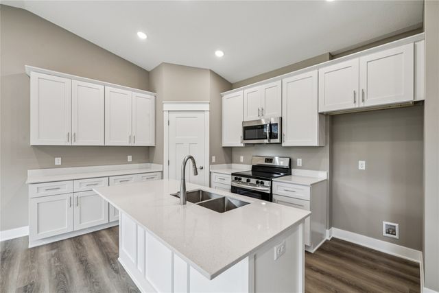 2323 N 8th Avenue E, Newton, IA 50208