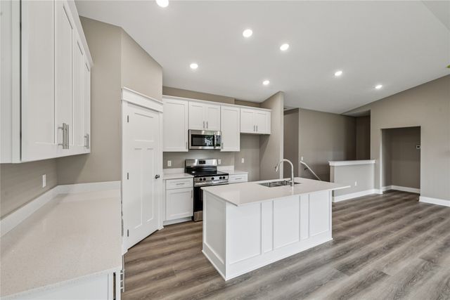 2323 N 8th Avenue E, Newton, IA 50208