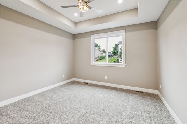 2323 N 8th Avenue E, Newton, IA 50208