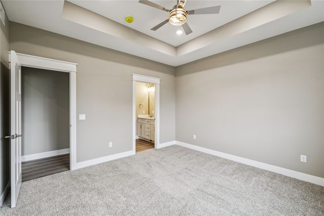 2323 N 8th Avenue E, Newton, IA 50208