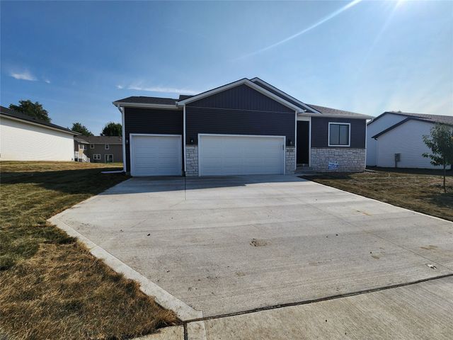 2323 N 8th Avenue E, Newton, IA 50208