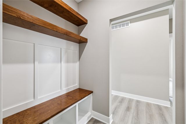 2323 N 8th Avenue E, Newton, IA 50208