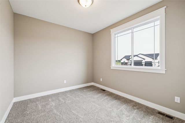 2323 N 8th Avenue E, Newton, IA 50208