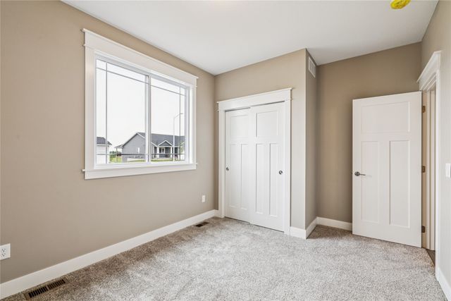 2323 N 8th Avenue E, Newton, IA 50208