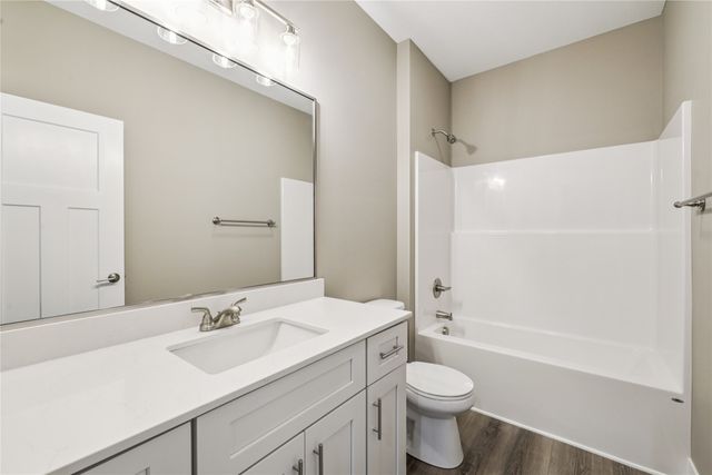 2323 N 8th Avenue E, Newton, IA 50208