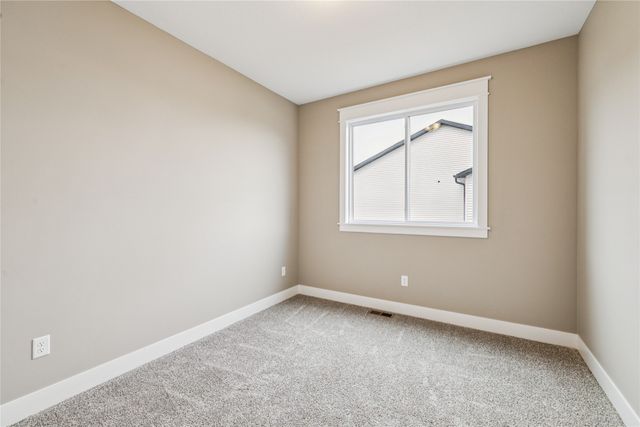 2323 N 8th Avenue E, Newton, IA 50208