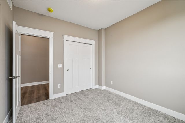 2323 N 8th Avenue E, Newton, IA 50208