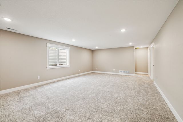 2323 N 8th Avenue E, Newton, IA 50208