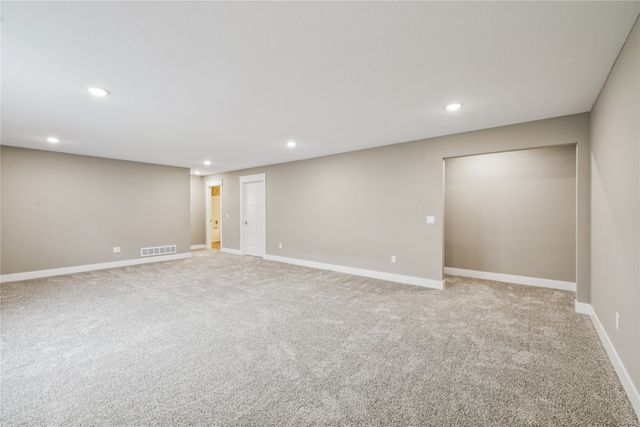 2323 N 8th Avenue E, Newton, IA 50208