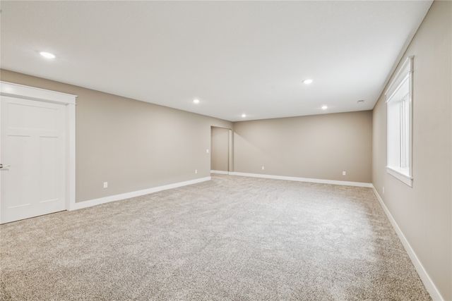 2323 N 8th Avenue E, Newton, IA 50208