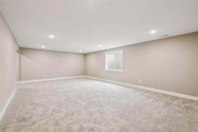 2323 N 8th Avenue E, Newton, IA 50208