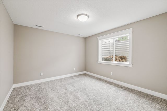 2323 N 8th Avenue E, Newton, IA 50208