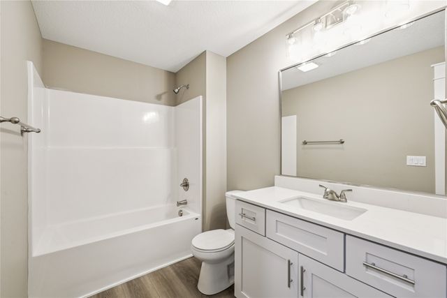 2323 N 8th Avenue E, Newton, IA 50208