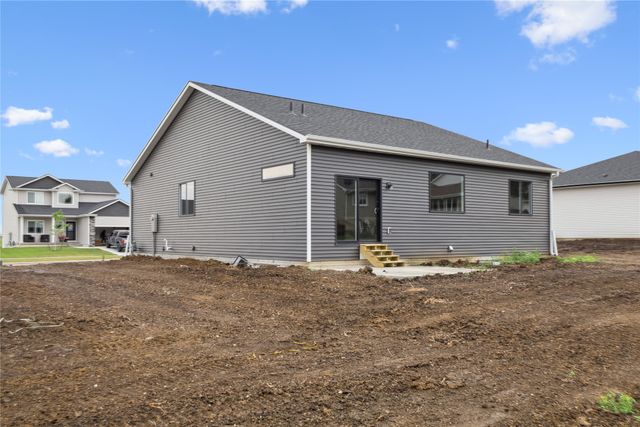 2323 N 8th Avenue E, Newton, IA 50208