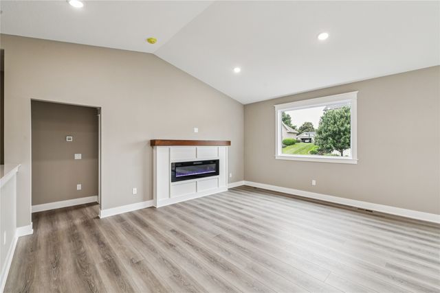 2323 N 8th Avenue E, Newton, IA 50208