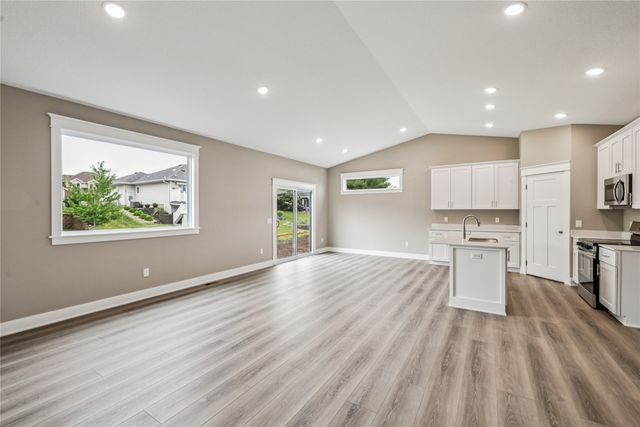 2323 N 8th Avenue E, Newton, IA 50208