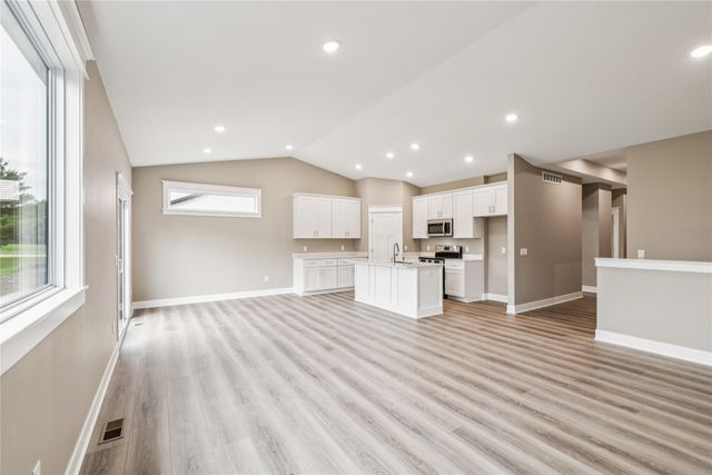 2323 N 8th Avenue E, Newton, IA 50208