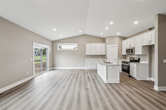 2323 N 8th Avenue E, Newton, IA 50208