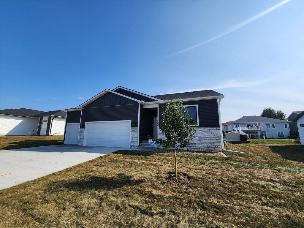 2323 N 8th Avenue E, Newton, IA 50208