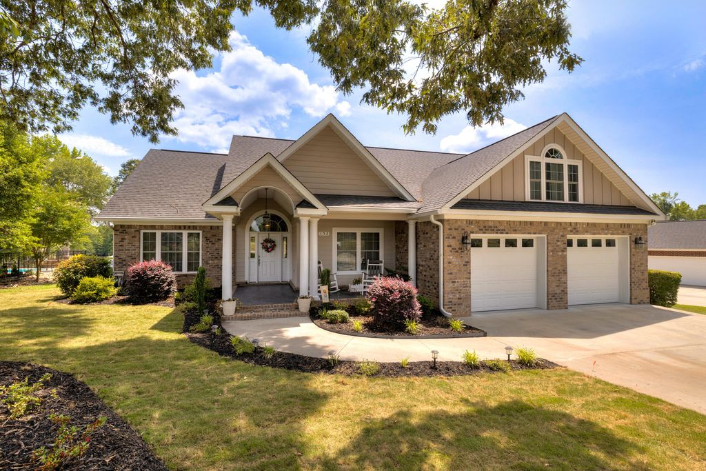 152 Plantation Drive, Manning, SC 29102