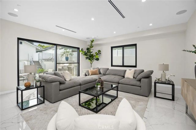 1071 E Providencia, Burbank, CA 91501