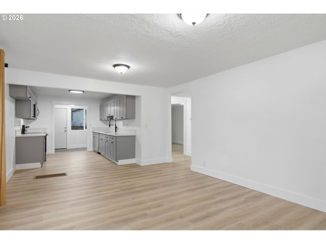 11514 Se ALDER St, Portland, OR 97216