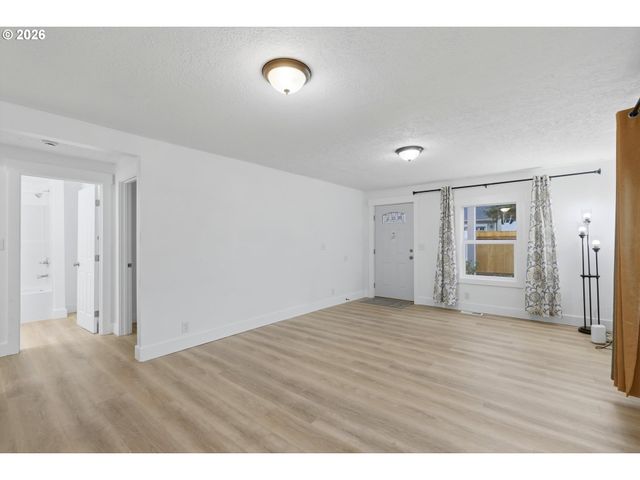 11514 Se ALDER St, Portland, OR 97216