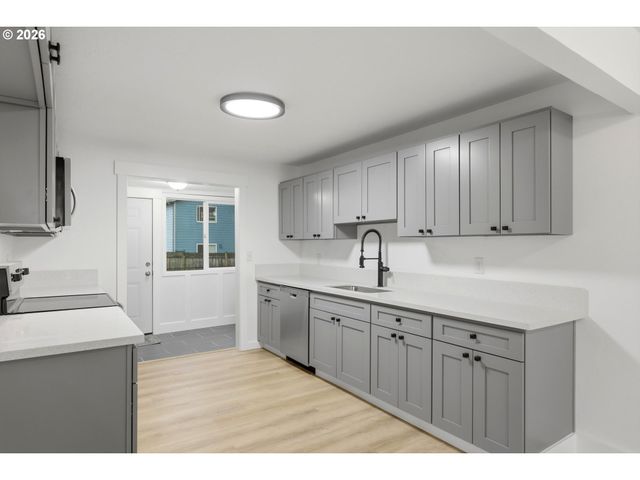 11514 Se ALDER St, Portland, OR 97216