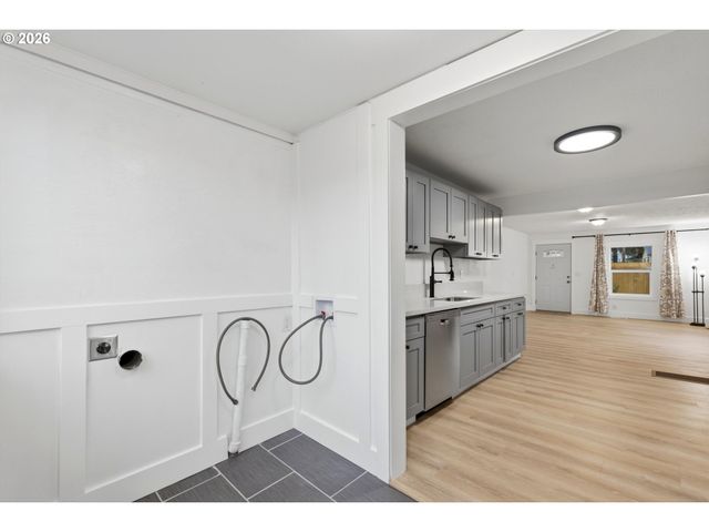 11514 Se ALDER St, Portland, OR 97216