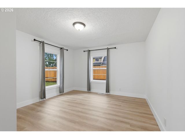 11514 Se ALDER St, Portland, OR 97216