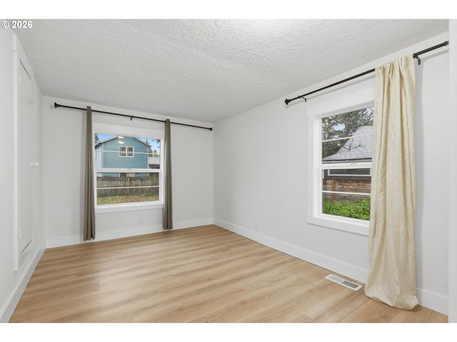 11514 Se ALDER St, Portland, OR 97216