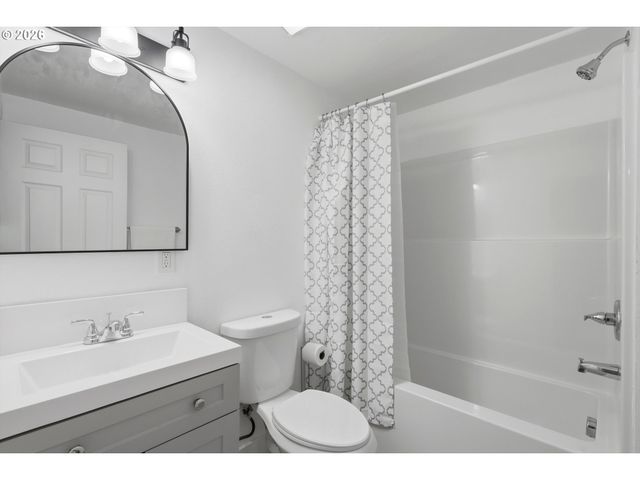 11514 Se ALDER St, Portland, OR 97216