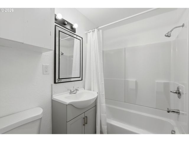 11514 Se ALDER St, Portland, OR 97216