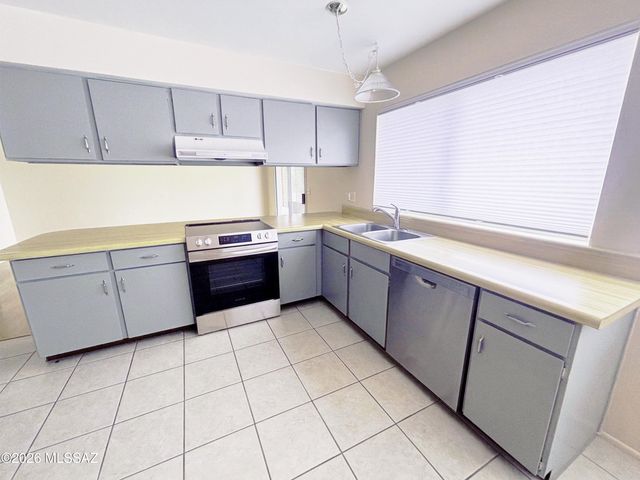 9042 E 5th Street, Tucson, AZ 85710