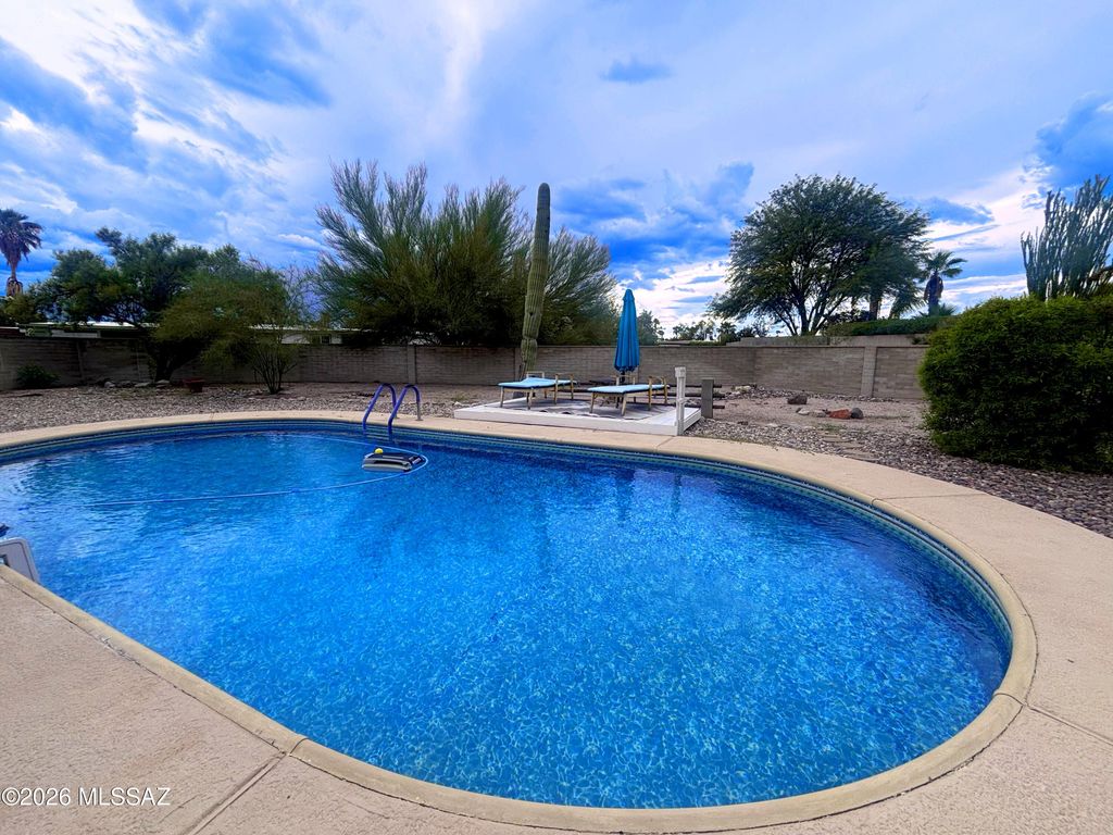 9042 E 5th Street, Tucson, AZ 85710