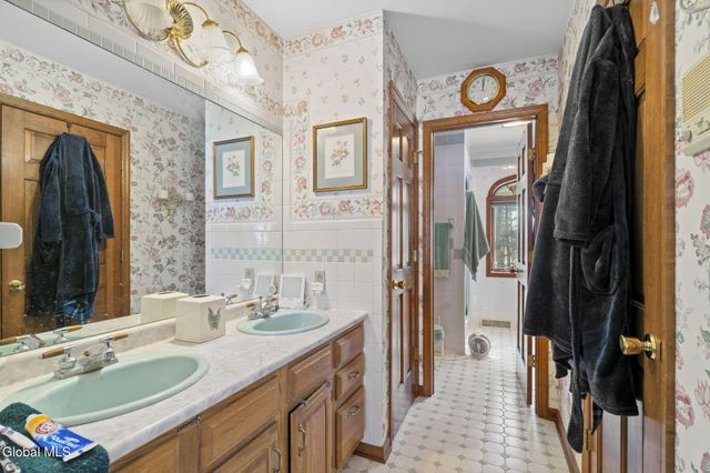 225 Long Meadow Lane, Rotterdam, NY 12306