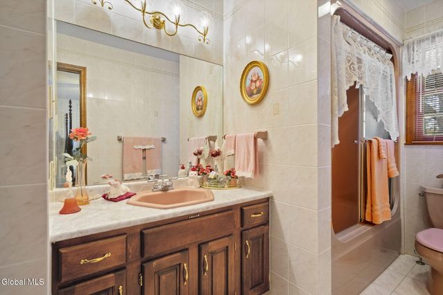 225 Long Meadow Lane, Rotterdam, NY 12306