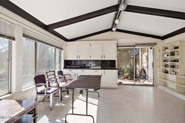 1423 NE Roxbury Place, Jackson, MS 39211