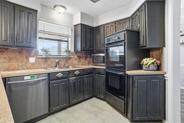 2613 Stone Hollow Drive, Bedford, TX 76021