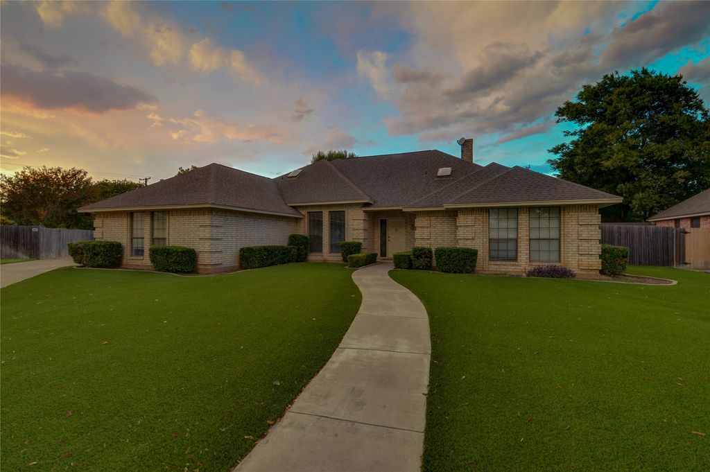8240 Saddlebrook Drive, Benbrook, TX 76116 — exterior