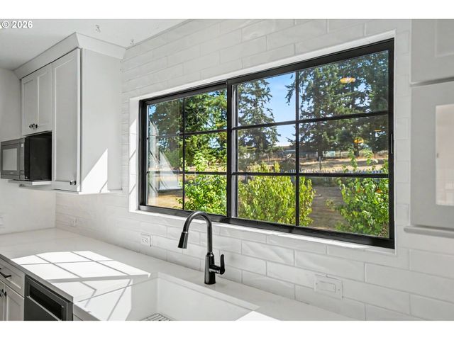 16058 STORMY Dr, Silverton, OR 97381
