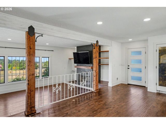 16058 STORMY Dr, Silverton, OR 97381