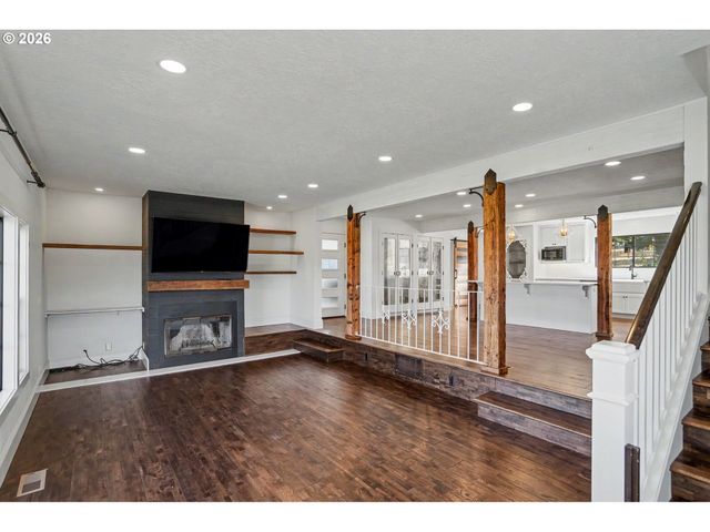 16058 STORMY Dr, Silverton, OR 97381