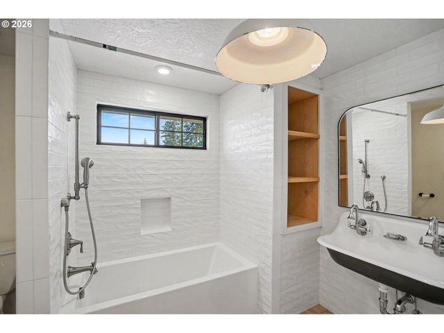 16058 STORMY Dr, Silverton, OR 97381