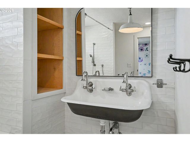 16058 STORMY Dr, Silverton, OR 97381