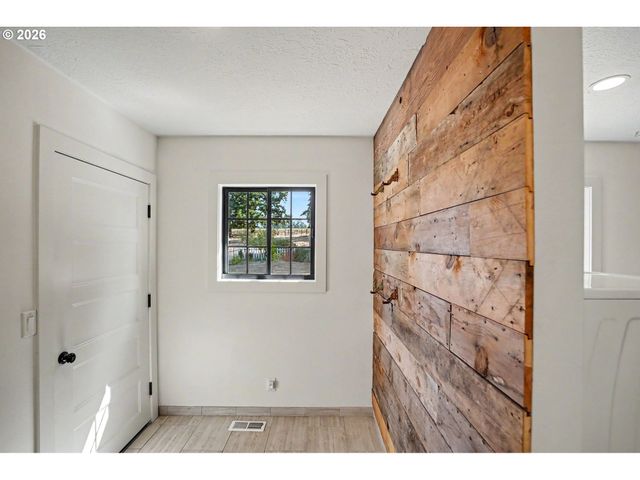 16058 STORMY Dr, Silverton, OR 97381