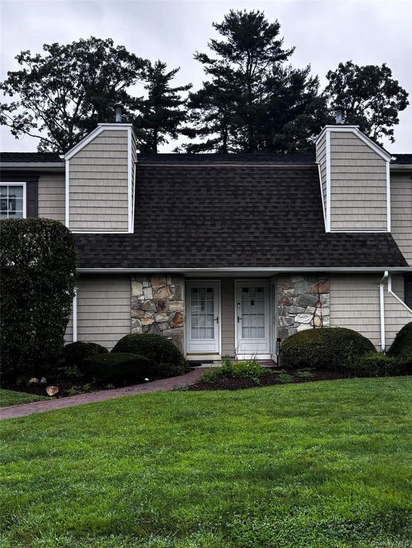 203 Lake Pointe Circle 203, Middle Island, NY 11953 — photo 2